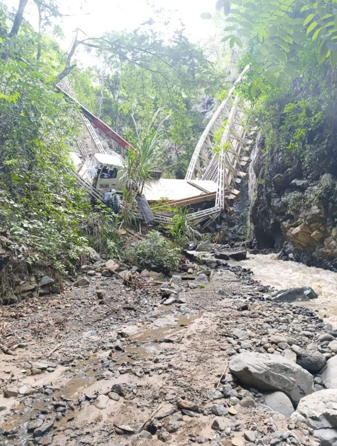 Puente militar colapsado en Túnel del Toyo- foto cortesía