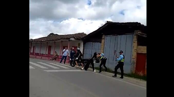 Agresión a gurda de tránsito- foto captura pantalla video cortesía