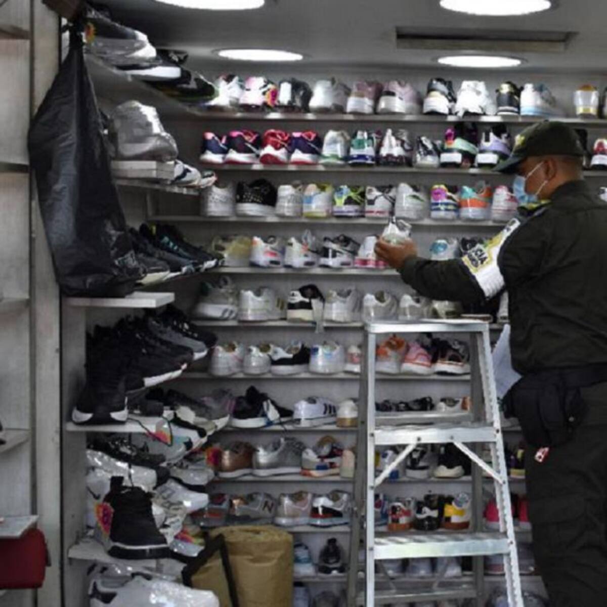 En 21 locales de la Minorista incautaron más de 3.000 pares de zapatos