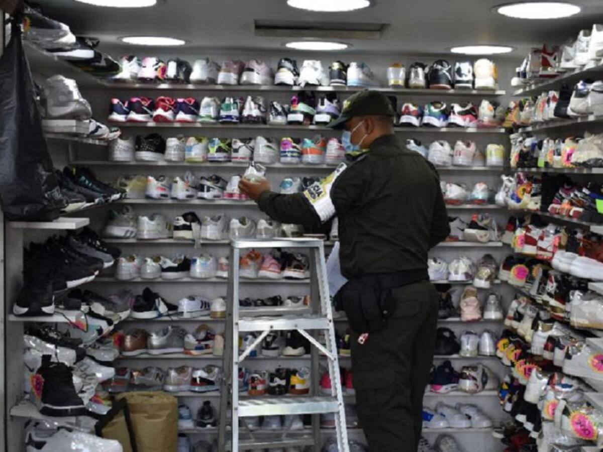 En 21 locales de la Minorista incautaron más de 3.000 pares de zapatos