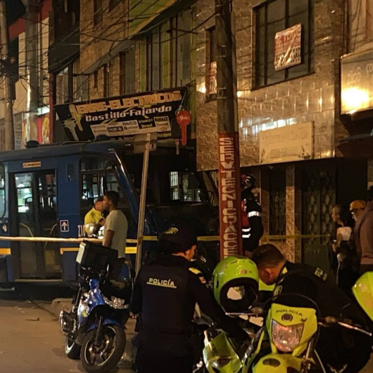 Un bus del SITP se estrelló con una casa en Bogotá y tres personas resultaron heridas