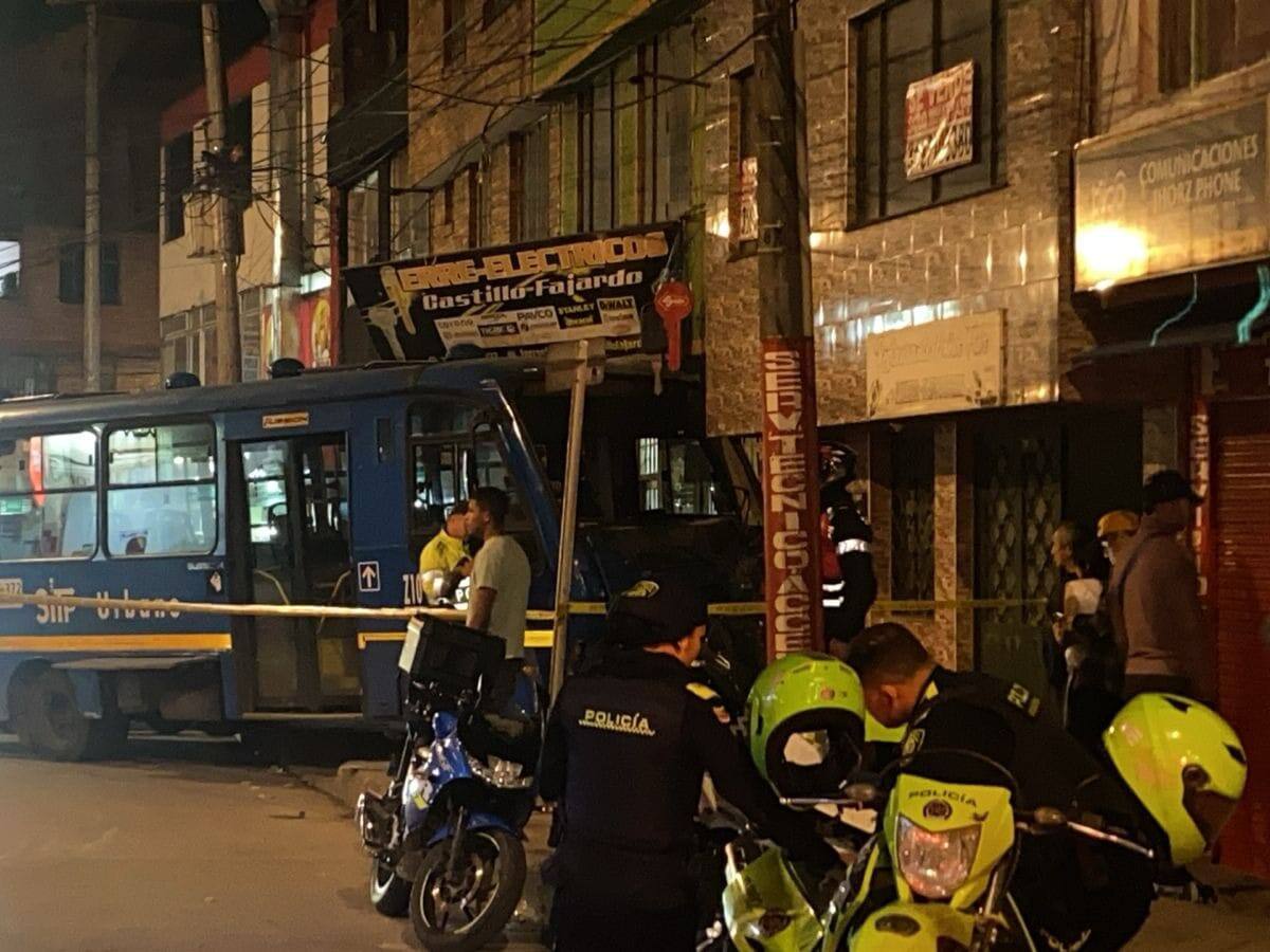 Un bus del SITP se estrelló con una casa en Bogotá y tres personas resultaron heridas
