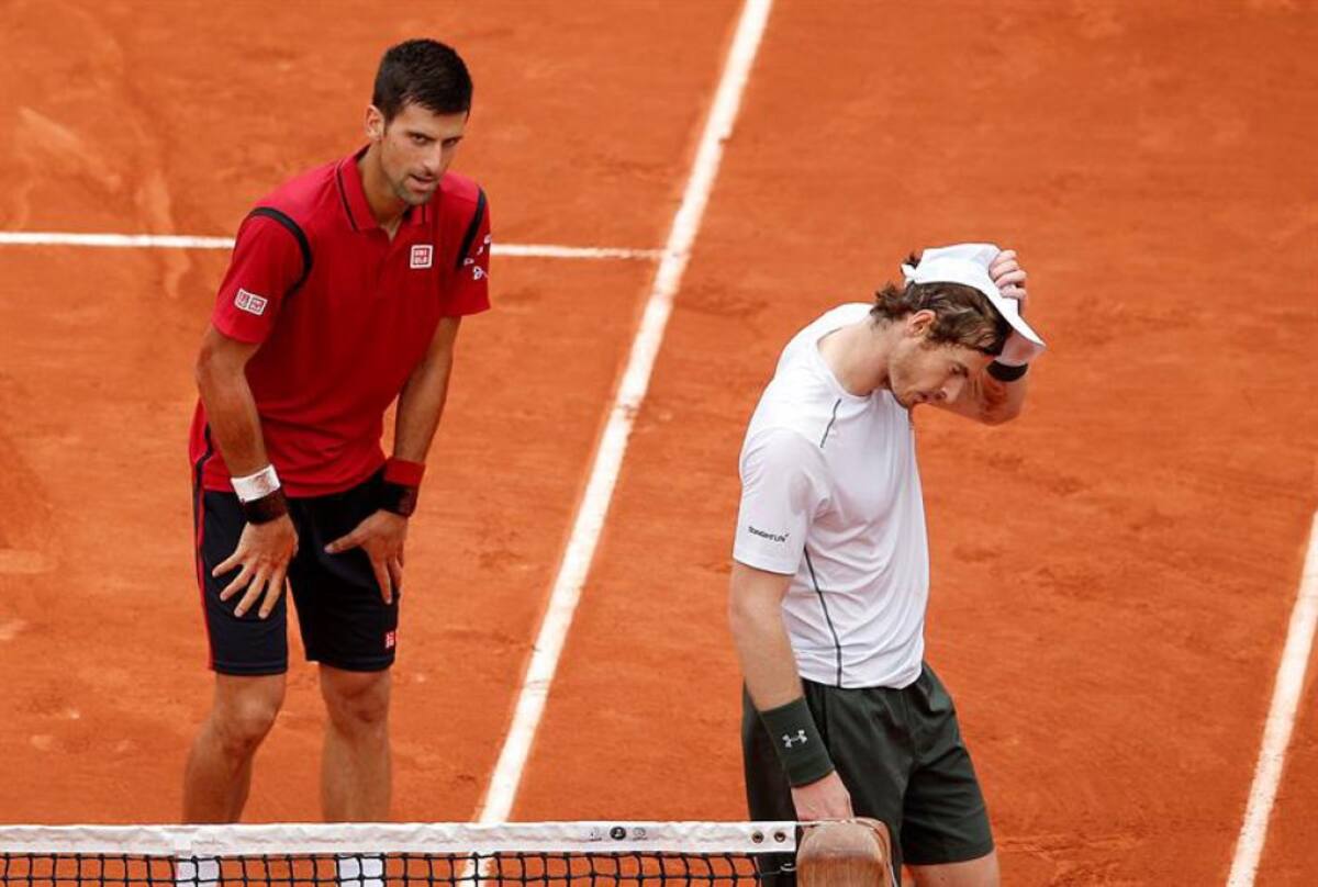 Novak Djokovic de Serbia (L) reacciona después de la ganancia contra Andy Murray (R) de Gran Bretaña durante su fósforo solo final de la gente en el francés Abren el torneo de tenis en Roland Garros en París, Francia.