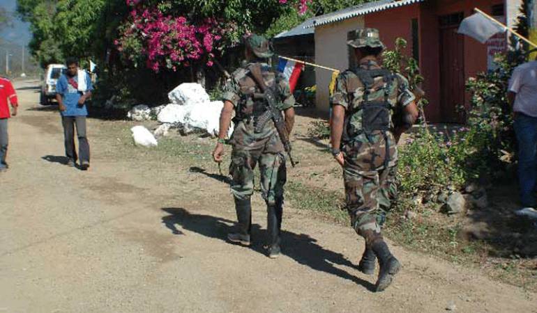 Hombres armados con insignias de las AGC | Imagen ilustrativa por Ascamcat