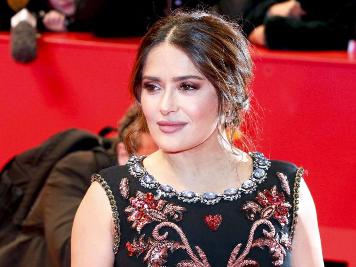 ¿Crecen los pechos durante la menopausia? Salma Hayek afirma que sí