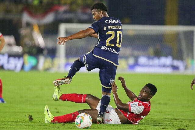 Danovis Banguero (azul) y Elvis Perlaza (rojo). Santa Fe vs. Millonarios. 26 de noviembre de 2026. Foto: Colprensa.