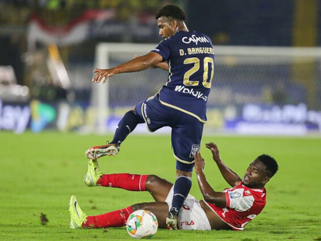 Danovis Banguero (azul) y Elvis Perlaza (rojo). Santa Fe vs. Millonarios. 26 de noviembre de 2026. Foto: Colprensa.