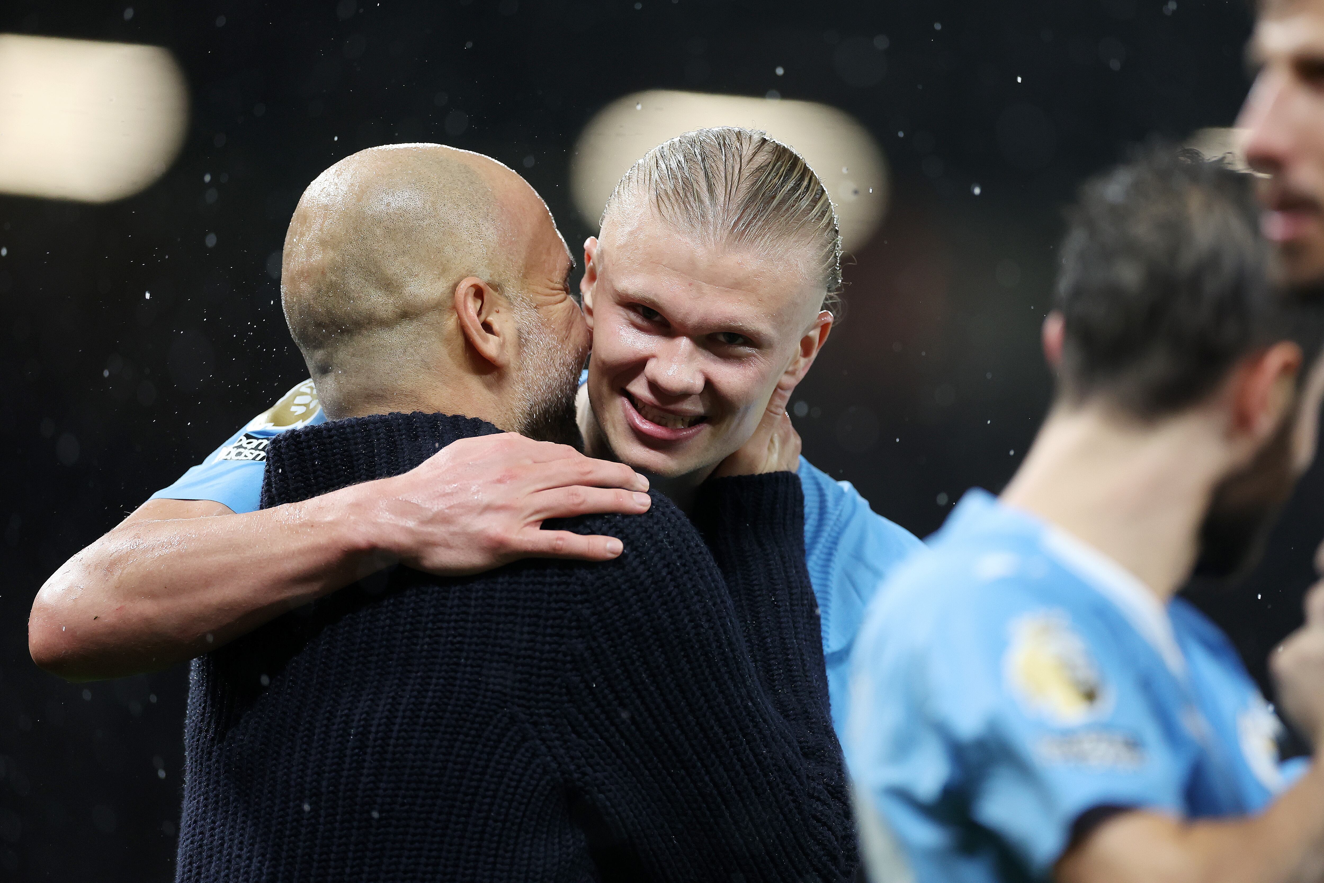 Pep Guardiola y Erling Haaland tras la goleada del Manchester City al Manchester United. (Photo by Catherine Ivill/Getty Images)