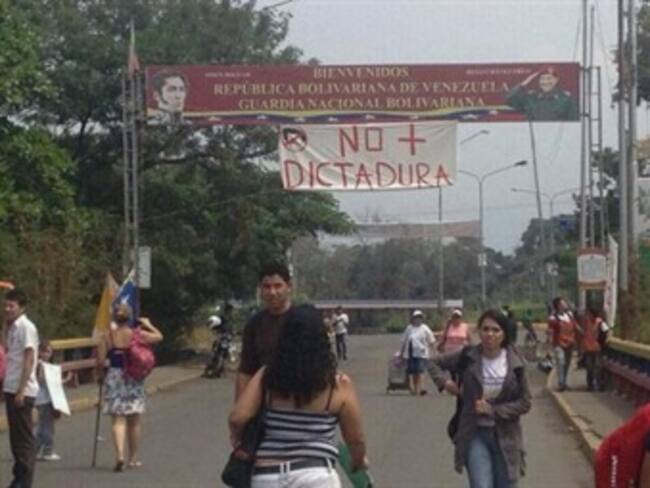 Manifestantes cierran la frontera entre Colombia y Venezuela