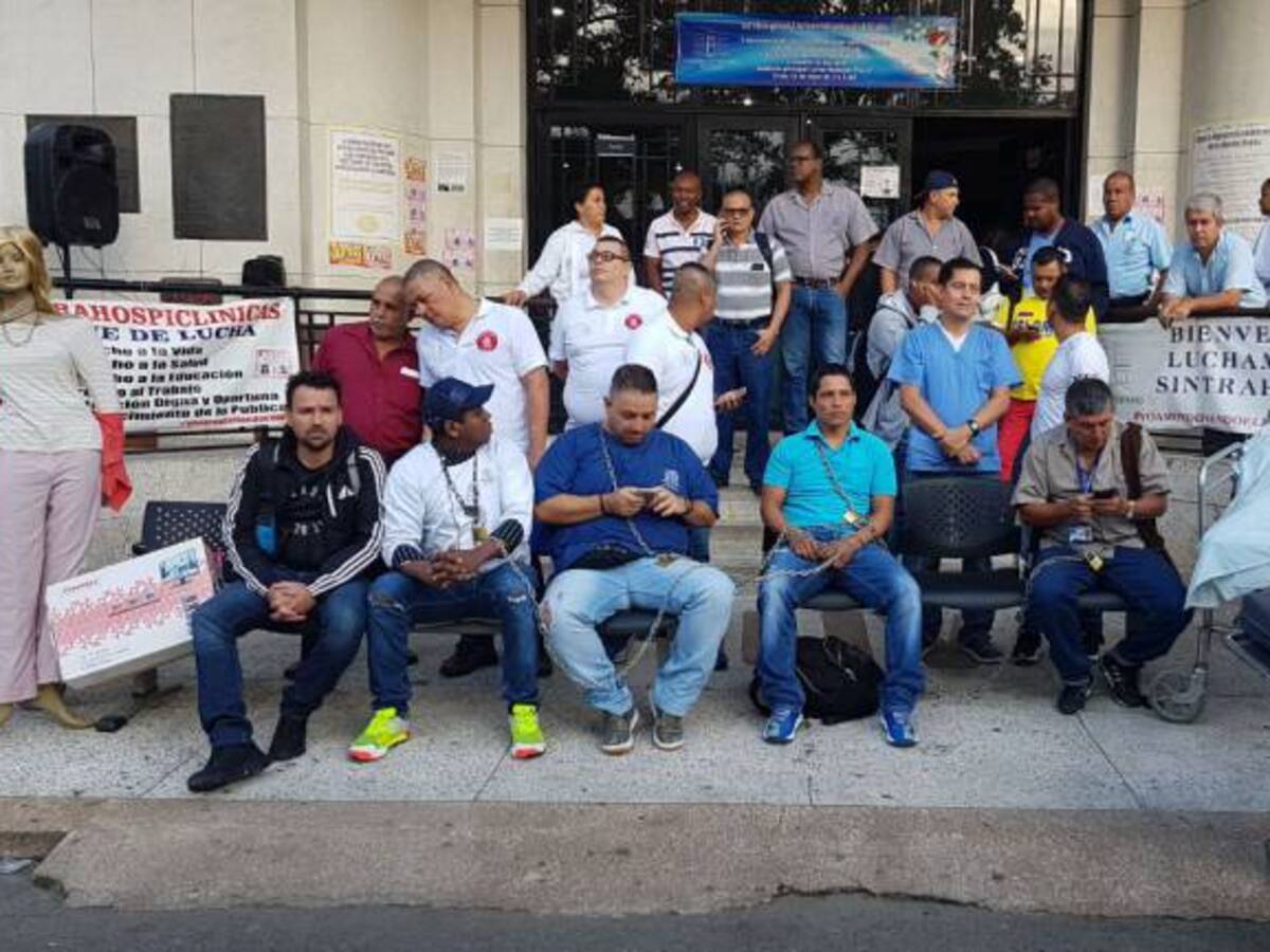 Encadenados empleados del HUV piden el reintegro de 133 trabajadores despedidos