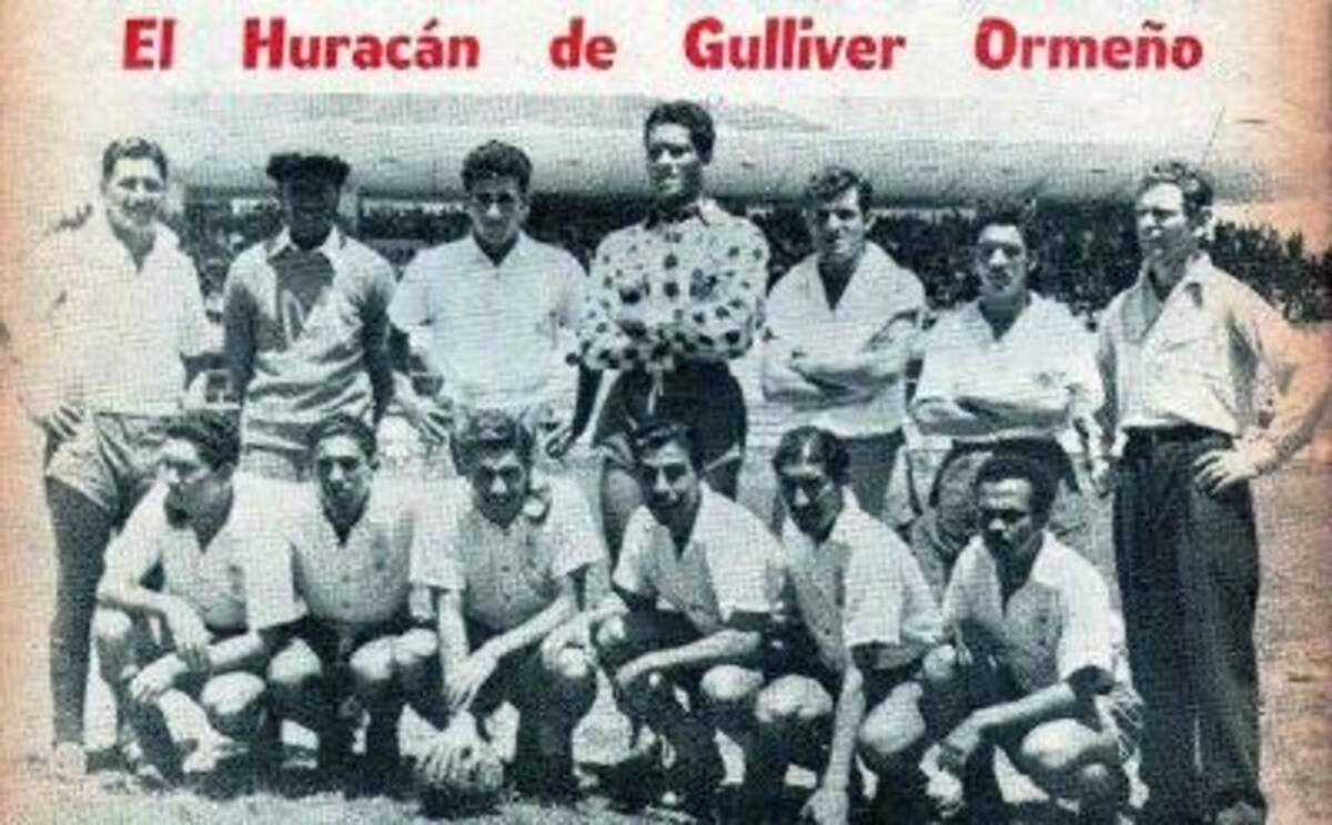 HURACAN 1949ARRIBA DE IZQ-DER: Ortega, el ‘Masajista’, Delgado, Ormeño, León,  Patillas Zapata y José Saule.ABAJO MISMO ORDEN: Petiso Hernández, Manco Gutiérrez, Hortensio González, Valdivia, Aguilero y Orrego.