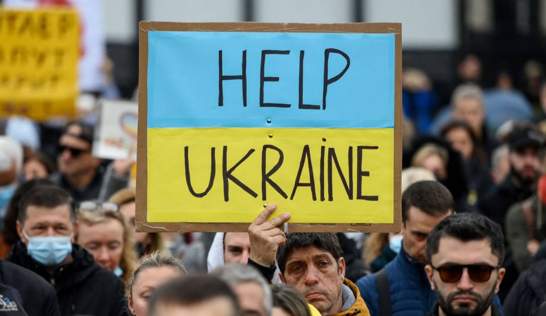 Personas piden ayuda para Ucrania en medio de manifestaciones. Foto: Getty