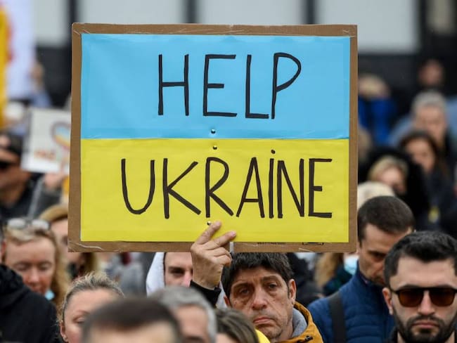 Personas piden ayuda para Ucrania en medio de manifestaciones. Foto: Getty