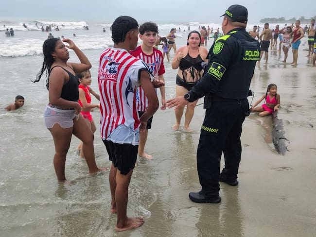 Turistas desobedecen cierre de playas y obligan a intervención de la Policía en Coveñas.