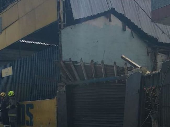 Un hombre fue rescatado de un montallantas que colapsó en Medellín