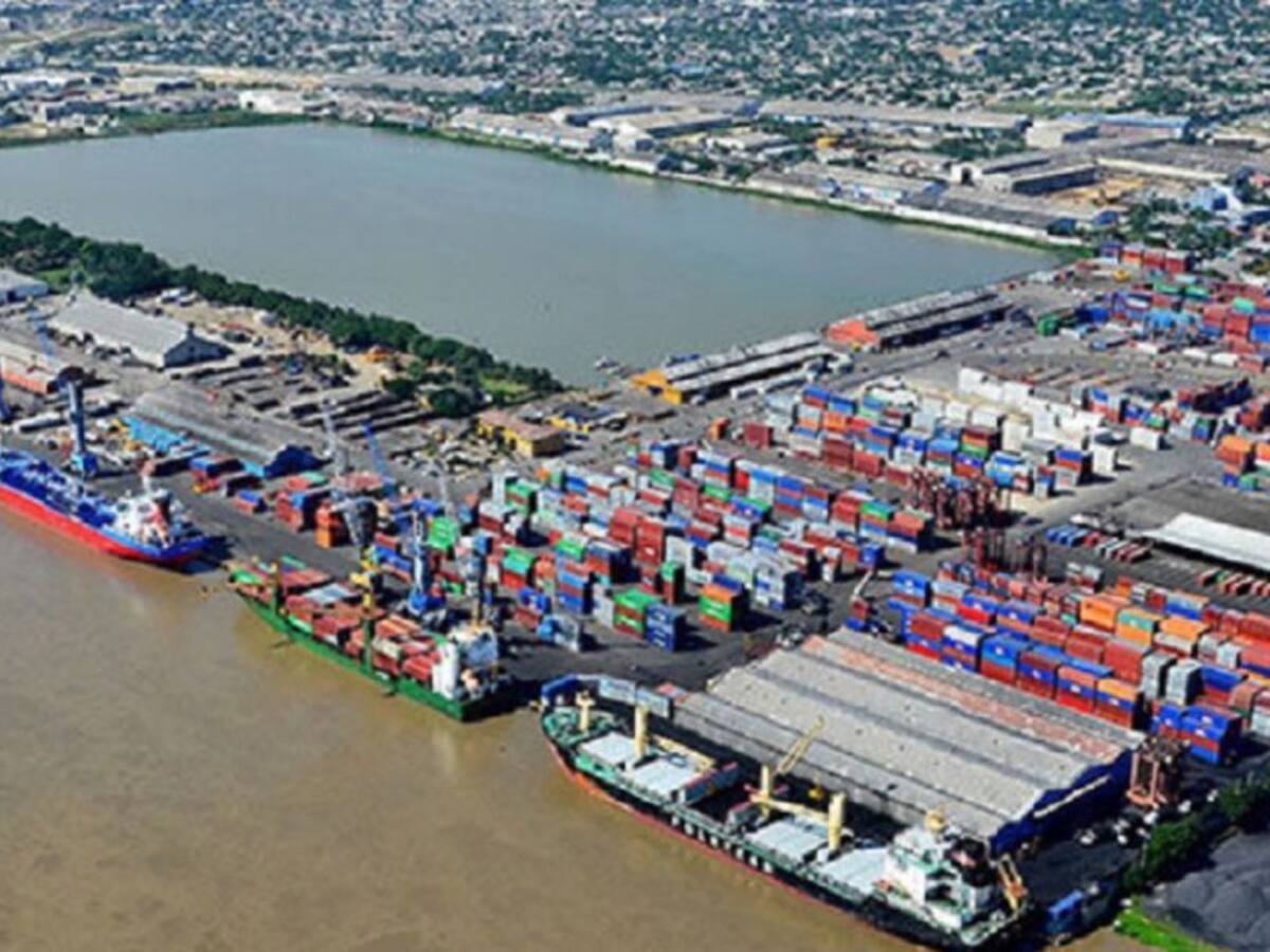 Draga paralizada y buques con restricciones en el puerto de Barranquilla