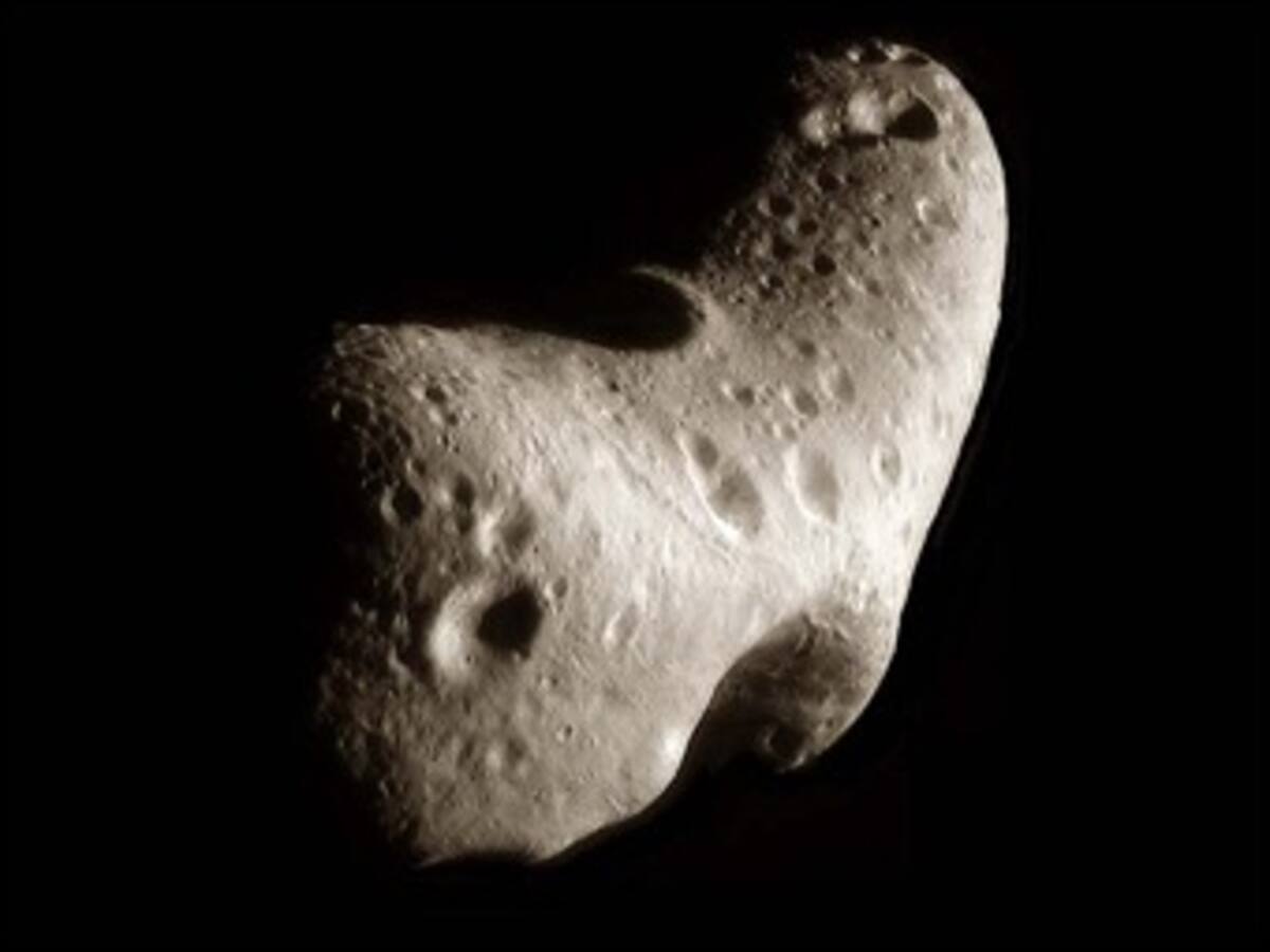 El asteroide Eros en su travesía más próxima a la Tierra desde 1975