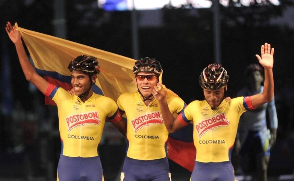 Luz Karime Grazo, Helen Montoya y Johana Viveros medalla de oro en la prueba de los 5000 metros Relevos Juvenil Damas.