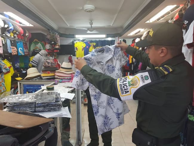 Aprehenden 950 unidades de confecciones de contrabando en Cartagena