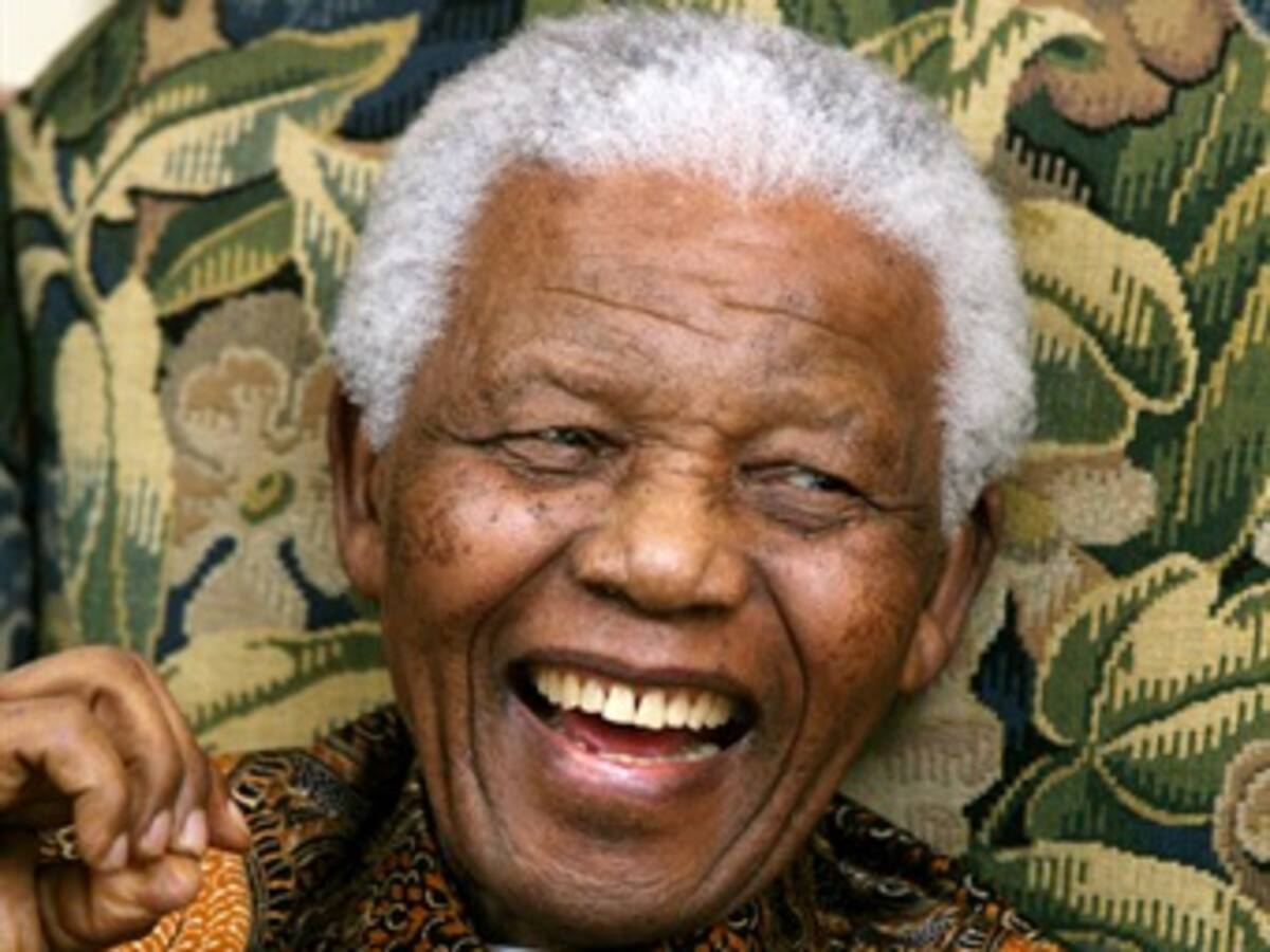 Nelson Mandela continúa mejorando, aunque sigue en estado crítico