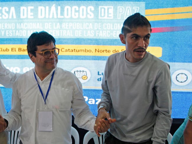 AME7893. TIBÚ (COLOMBIA), 16/10/2023.- Danilo Rueda (i), alto comisionado para la Paz de Colombia, y Andrey Avendaño, vocero de la delegación del Estado Mayor Central de FARC, participan hoy en la instalación de la mesa de diálogos de paz en Tibú, Norte de Santander (Colombia). El Gobierno colombiano y el Estado Mayor Central (EMC), principal disidencia de las antiguas FARC, instalaron este lunes una mesa de diálogos de paz con la firma de un cese al fuego bilateral y el nombramiento de los delegados que intentarán llegar a un acuerdo para poner fin al conflicto armado. EFE/ Mario Caicedo