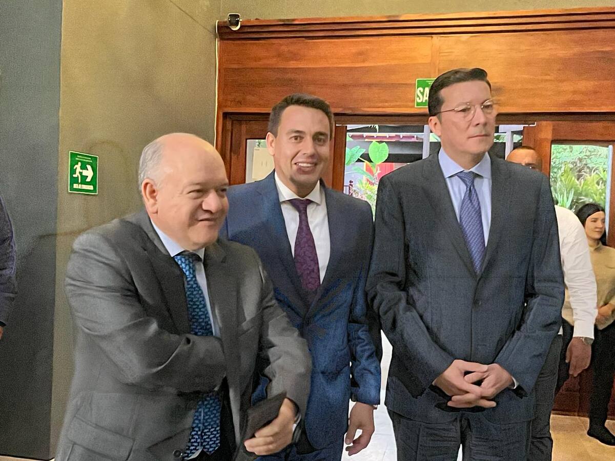 Condecoran en Manizales al Presidente de la Corte Constitucional y al Registrador Nacional