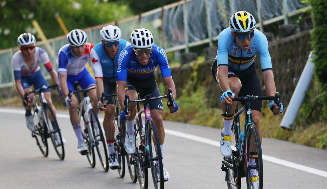 Van Aert y Rigoberto Urán en la prueba de ciclismo de ruta en los Juegos Olímpicos de Tokio 2020