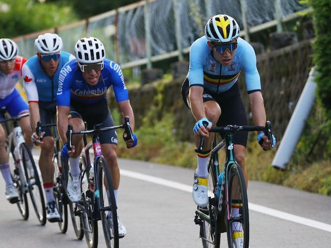 Van Aert y Rigoberto Urán en la prueba de ciclismo de ruta en los Juegos Olímpicos de Tokio 2020