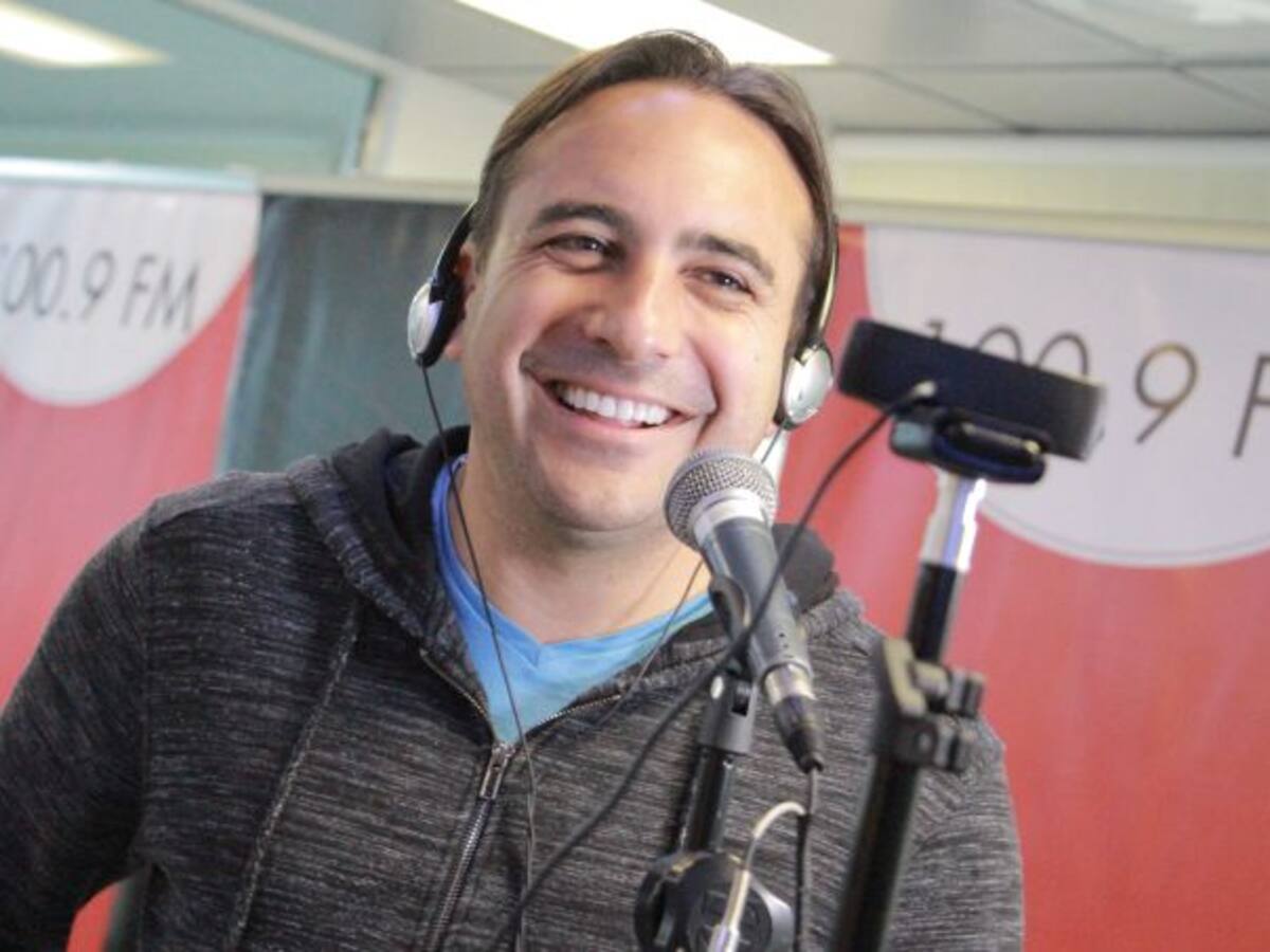 Mario Sabato, de la narración de ciclismo al canto en el Karaoke