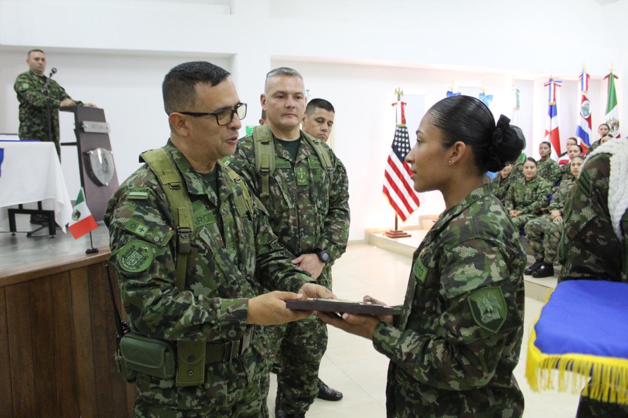 Natalia Grajales, primera mujer rescatista del Ejército
