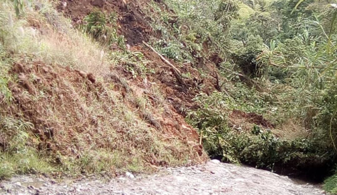 Derrumbe taponó la vía entre la vereda el Crucero con el municipio de Calarcá