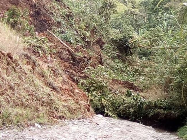 Derrumbe taponó la vía entre la vereda el Crucero con el municipio de Calarcá