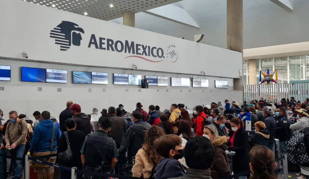 Aglomeración de viajeros en el Aeropuerto Internacional de Ciudad de México por la cancelación y retraso de sus vuelos.    Foto: Twitter 