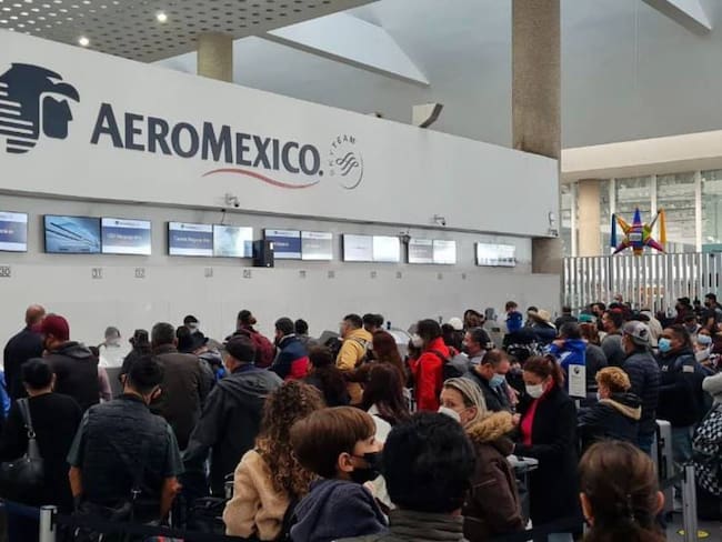 Aglomeración de viajeros en el Aeropuerto Internacional de Ciudad de México por la cancelación y retraso de sus vuelos.    Foto: Twitter 