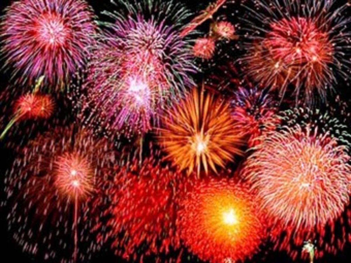 El cielo alumbrado de luces y colores saluda al 2010