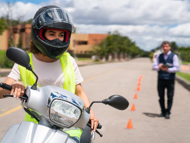 Mujer haciendo un curso de conducción // Getty Images