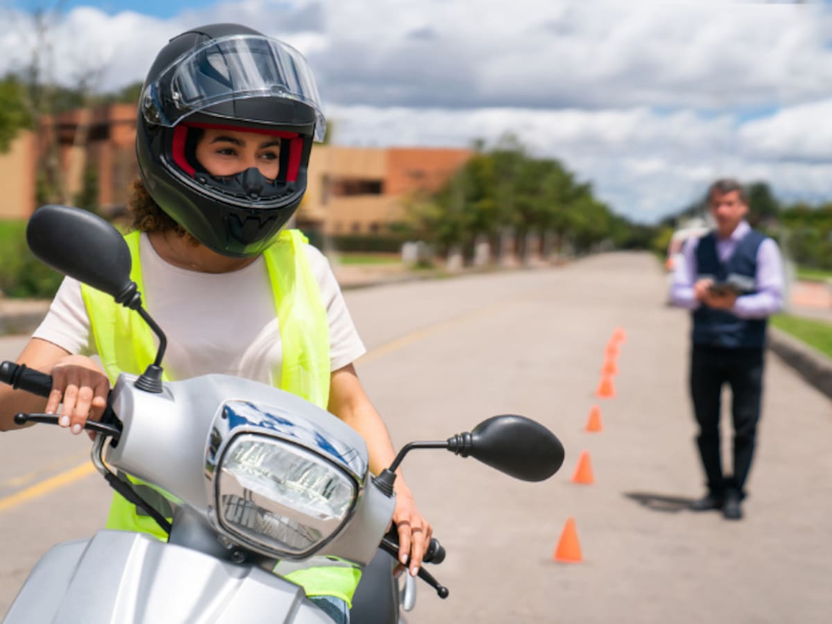 ¿Necesita licencia de conducción para manejar una moto eléctrica?: esto dice la ley