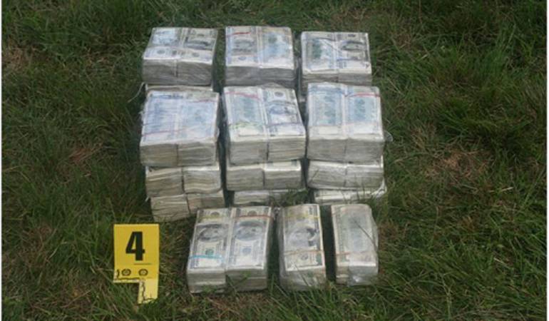 Hallan más de un millón de dólares ocultos en una maleta.