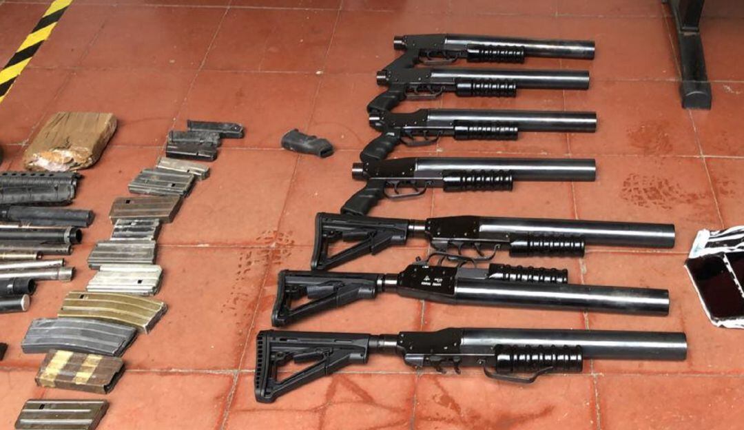 Fueron incautados fusiles AK-40, fusiles Sig Sauer con mira telescópica, lanzagranadas, revólveres, pistolas, granadas, municiones de diferentes calibres, accesorios, partes esenciales para fusiles y ametralladoras.