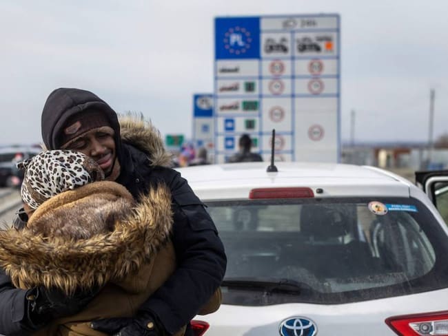 Refugiados se reencuentran en la frontera en Polonia. Foto: Getty