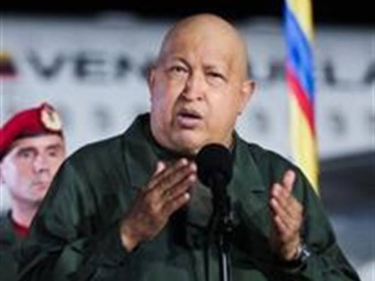 Raúl Castro recibió a Chávez, que viajó a Cuba para exámenes médicos