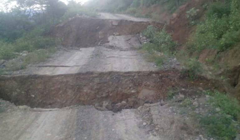 Estado de algunas de las vías en Colombia Huila, efectadas por el sismo del domingo pasado.