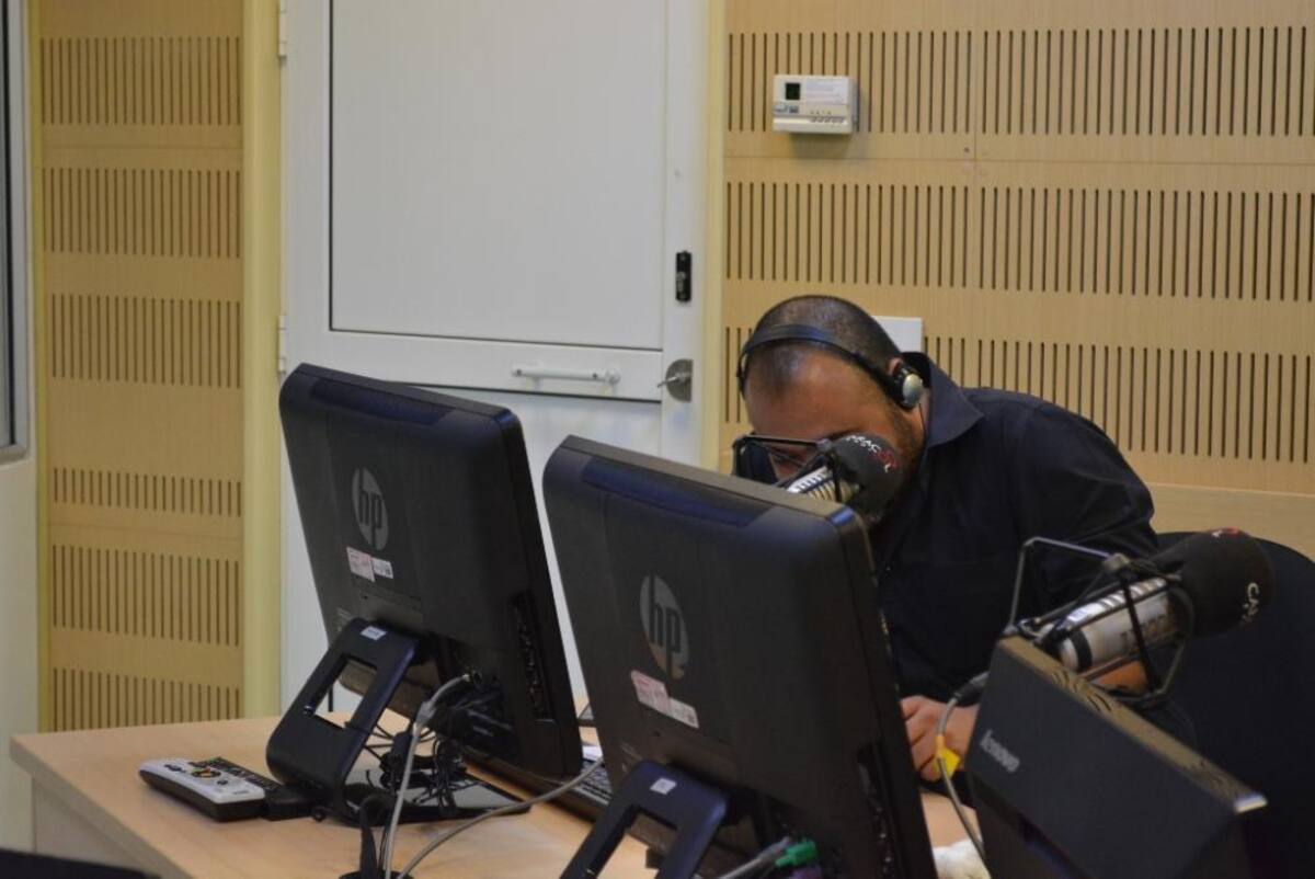 Tras dos décadas de estar inundando de humor a los colombianos, el admirado periodista se retira de La Luciérnaga, vea como desarrolla su último programa.