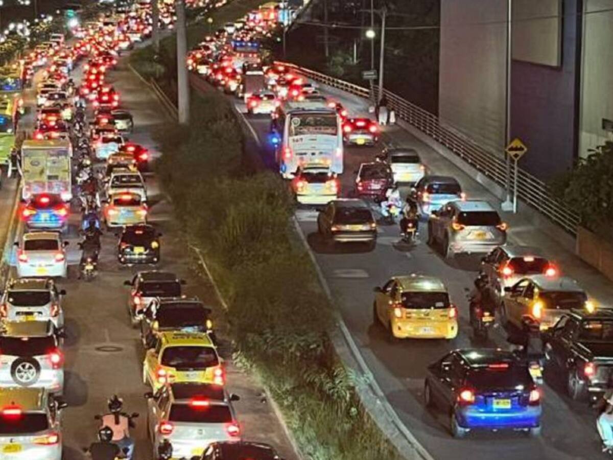 Una obra y un accidente, las causas del trancón de anoche