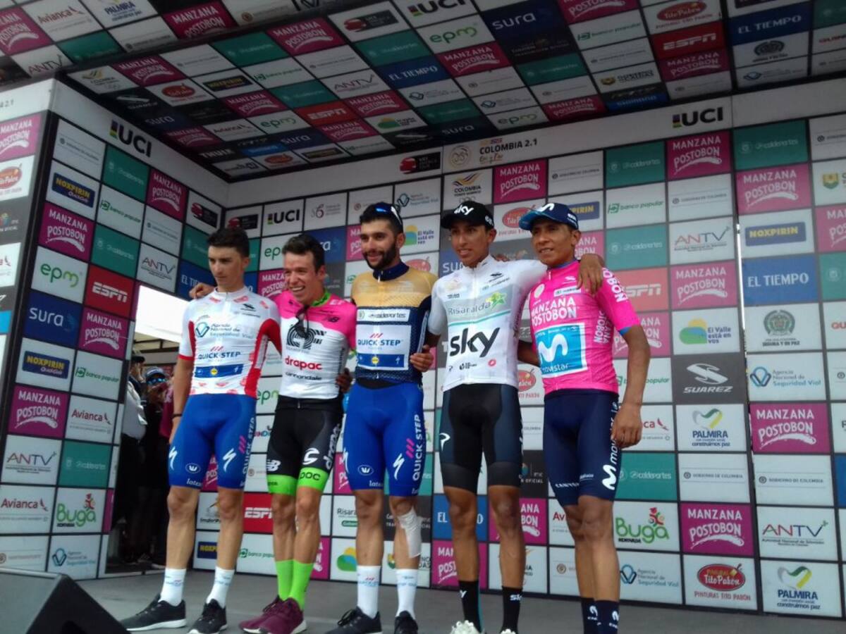 Cuatros ciclistas colombianos en el podio de la competencia y un frances