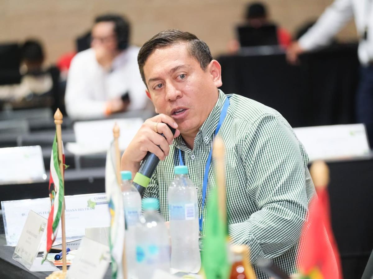 Carlos Amaya mantiene expectativa sobre posible candidatura presidencial tras retiro espiritual