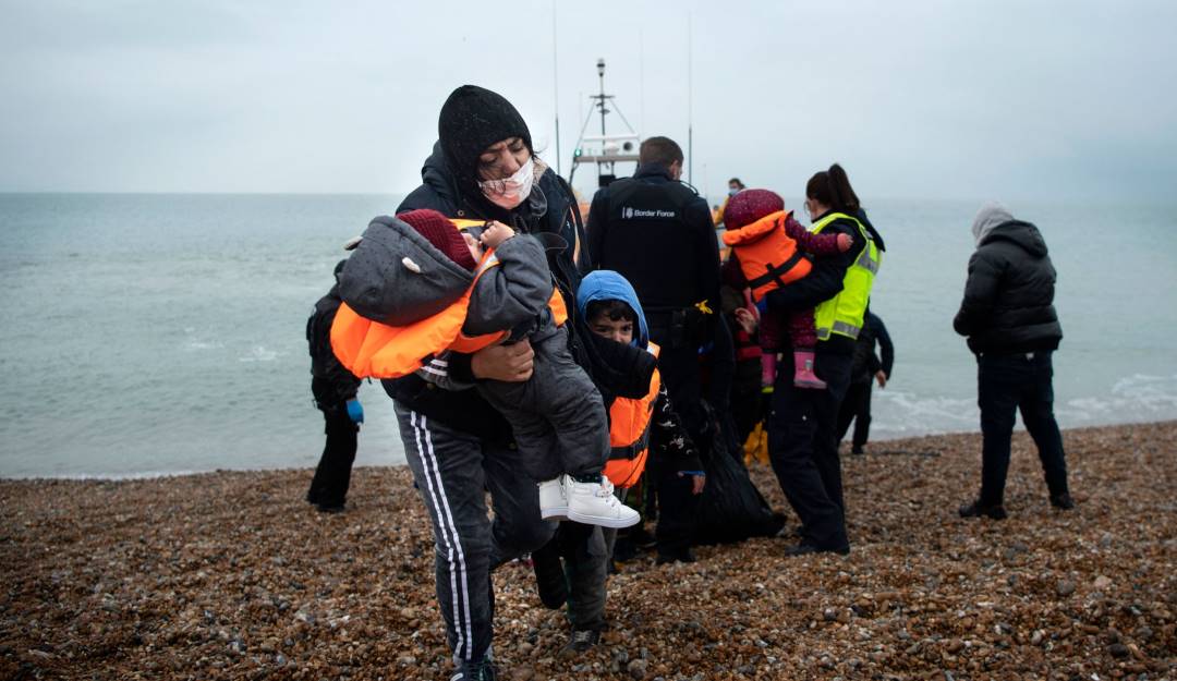 Rescate de migrantes en la costa sur de Reino Unido.  Foto: Getty 