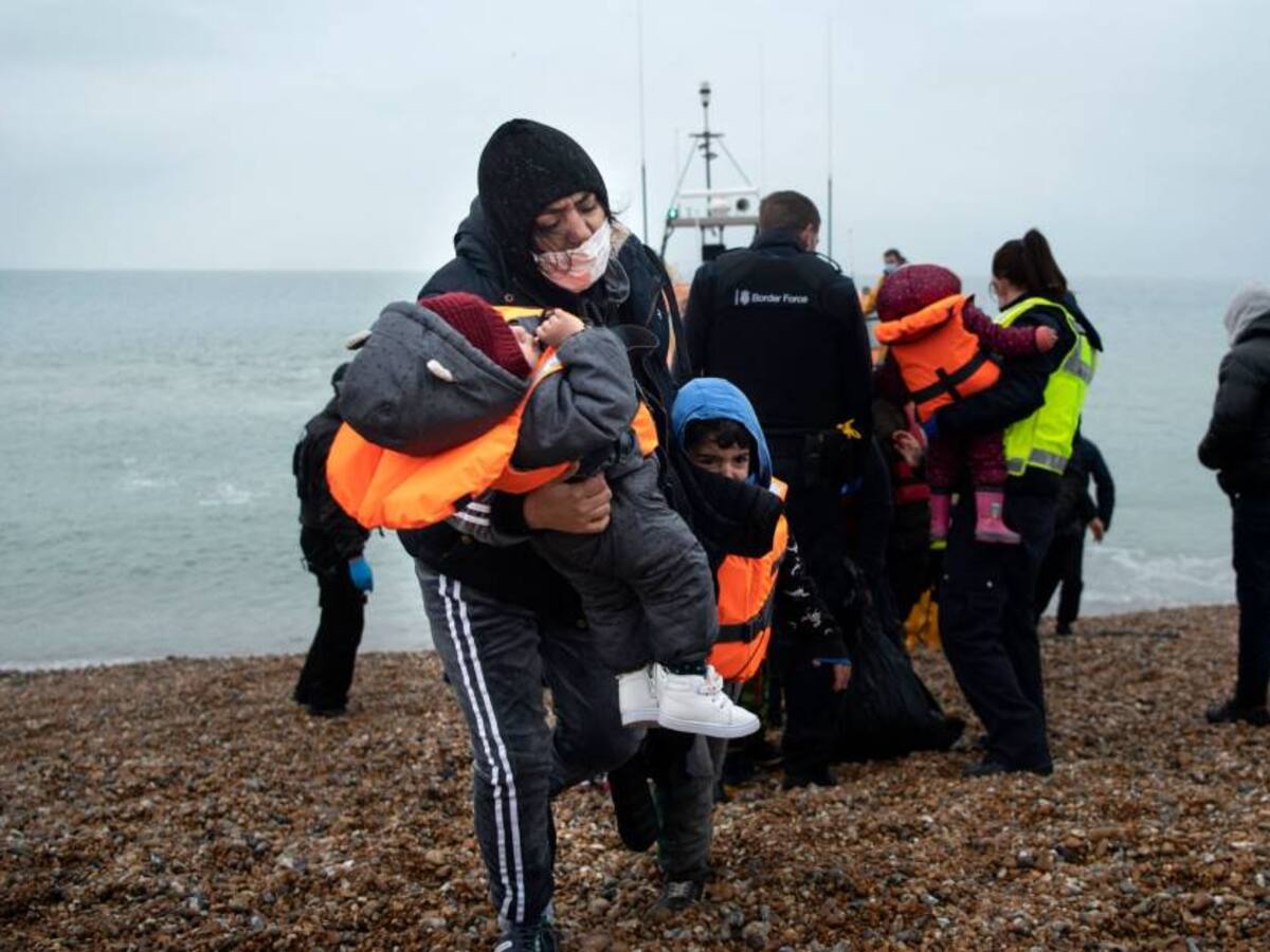 Más de 20 migrantes murieron ahogados intentando llegar a R. Unido