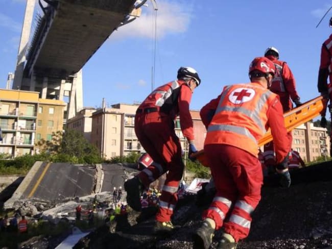 Hallan más víctimas mortales entre los escombros de puente en Génova