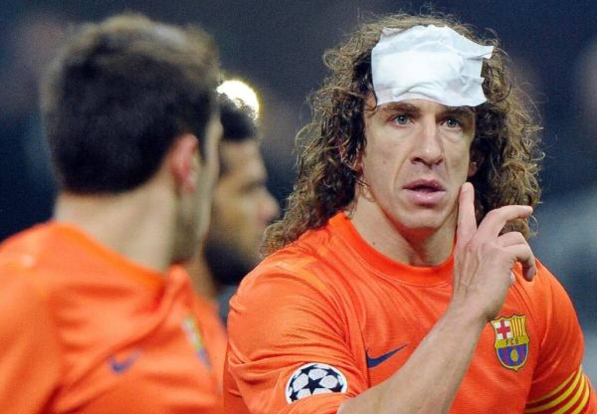 El defensa del FC Barcelona, Carles Puyol, durante el partido de ida de los octavos de final de la Liga de Campeones
